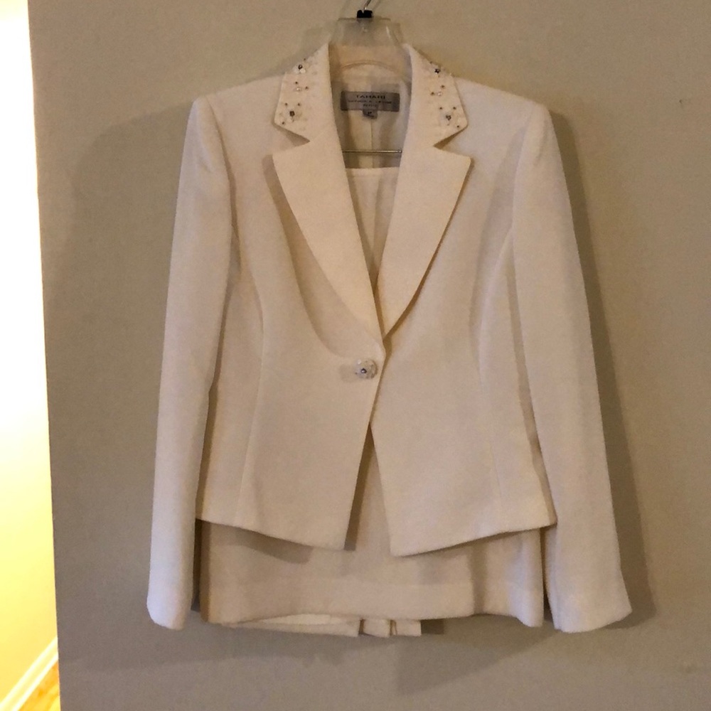 Elegant Ivory Tahari Suit 8P